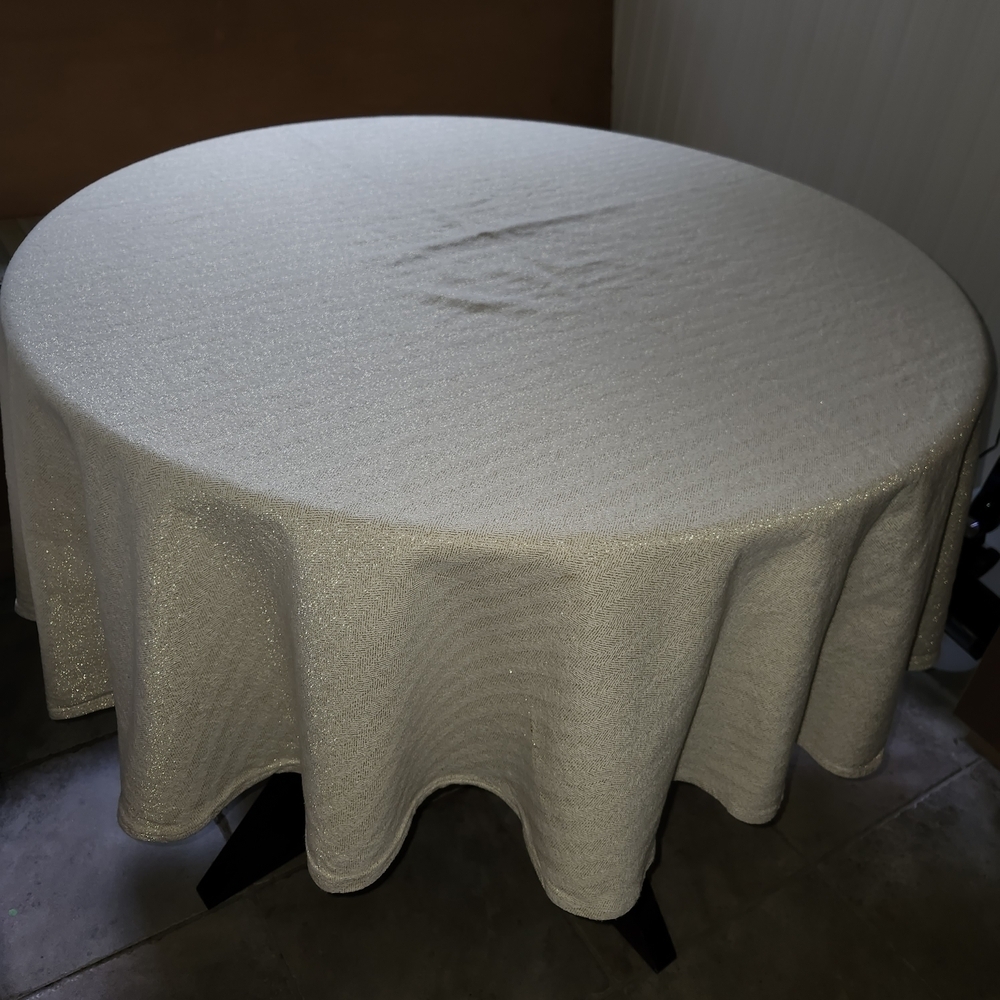 Elegant Gold shimmer round 65" Tablecloth - Picture 3 of 5